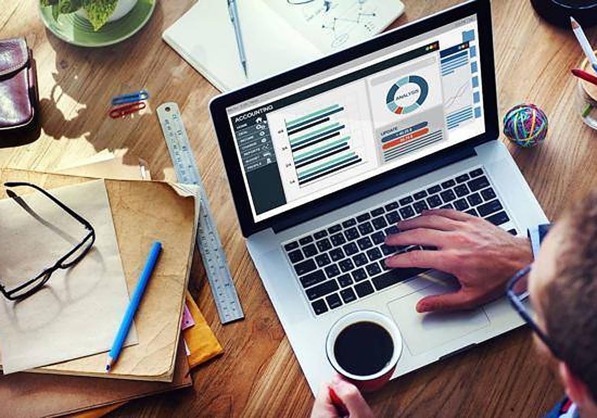 Un hombre trabaja con gráficos.