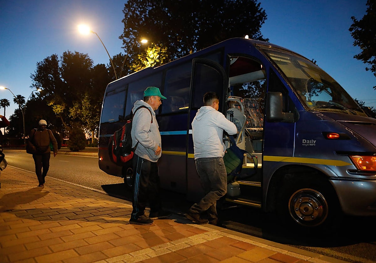 Jornaleros de Lorca, subiéndose a la furgoneta ayer antes de salir a trabajar a una finca.