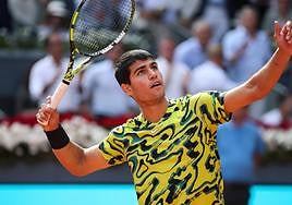 Carlos Alcaraz durante su partido contra Khachanov en el Mutua Madrid Open.
