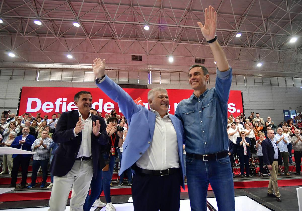 José Antonio Serrano, José Vélez y Pedro Sánchez, este sábado, en el acto celebrado en Murcia.