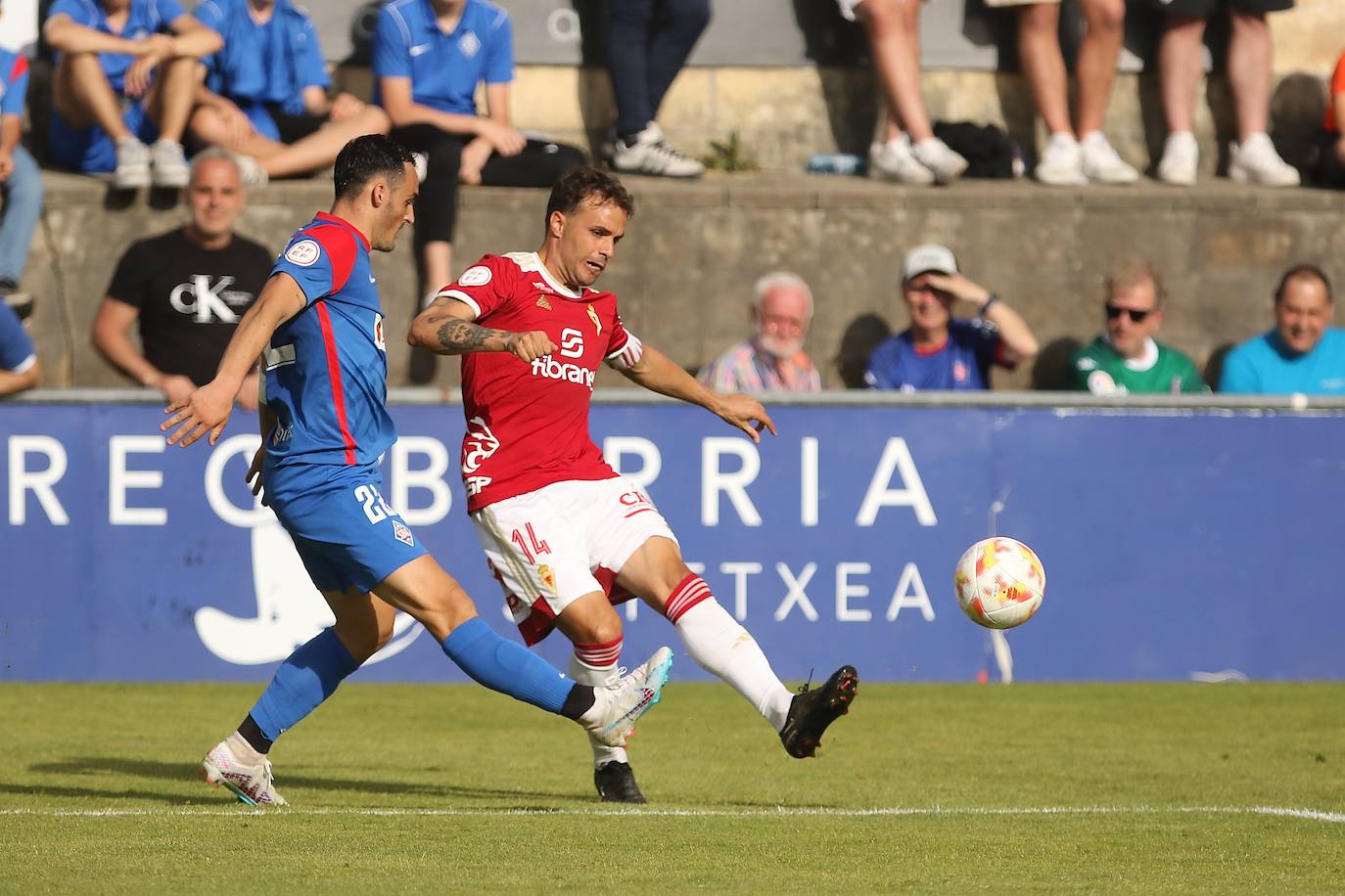 La derrota del Real Murcia frente al Amorebieta, en imágenes