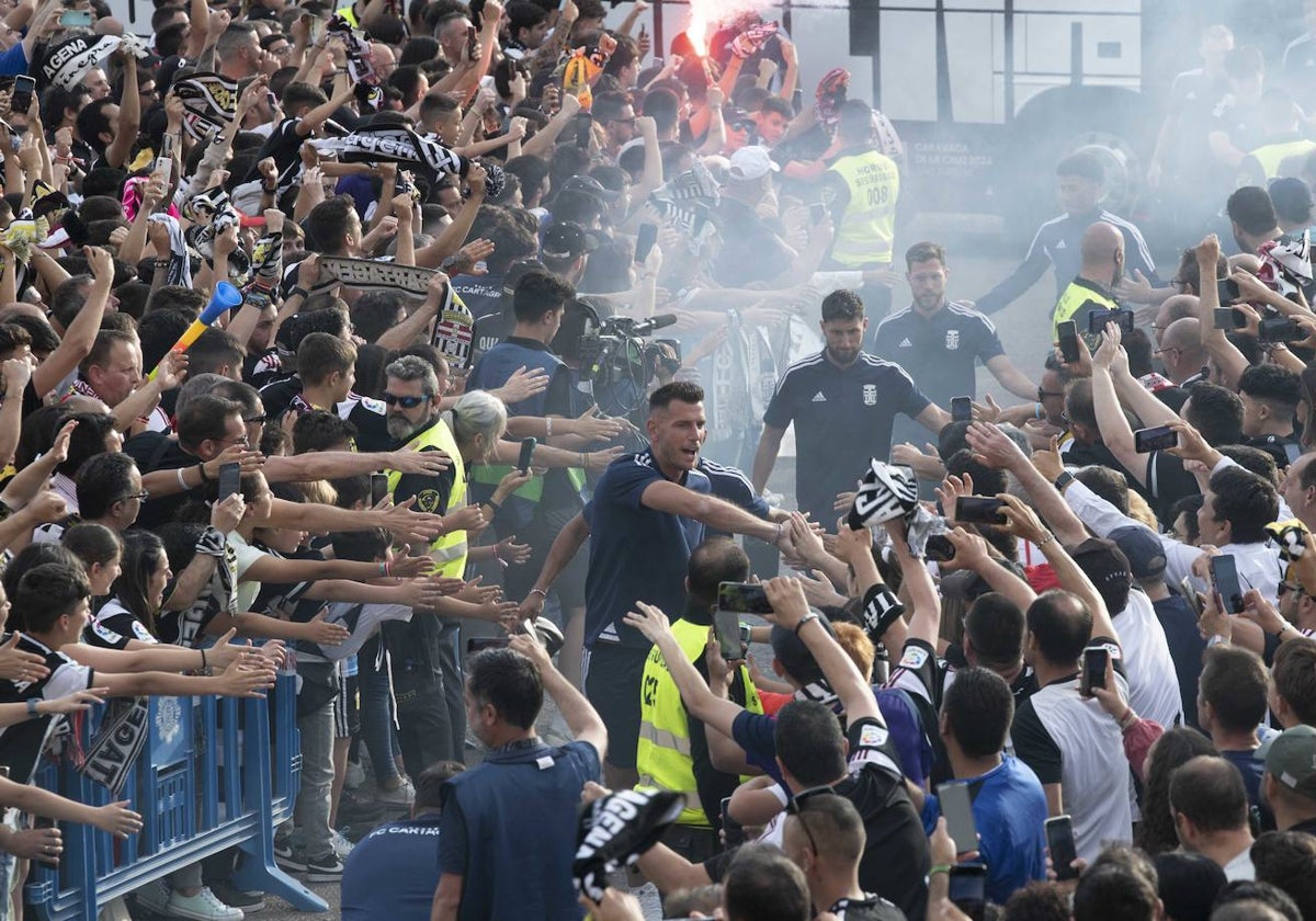 Recibimiento a los jugadores del Efesé, este domingo.