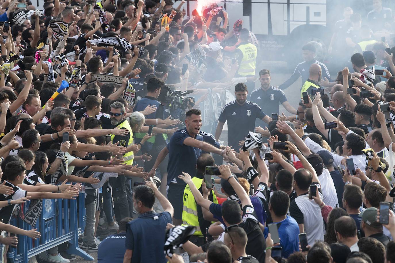 Los jugadores del Cartagena llegan al Cartagonova arropados por una marea albinegra