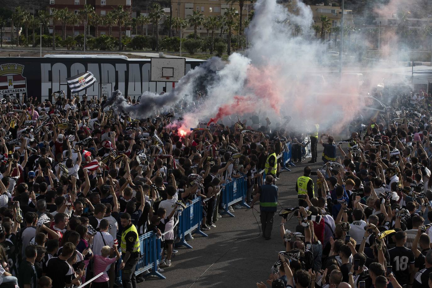 Los jugadores del Cartagena llegan al Cartagonova arropados por una marea albinegra