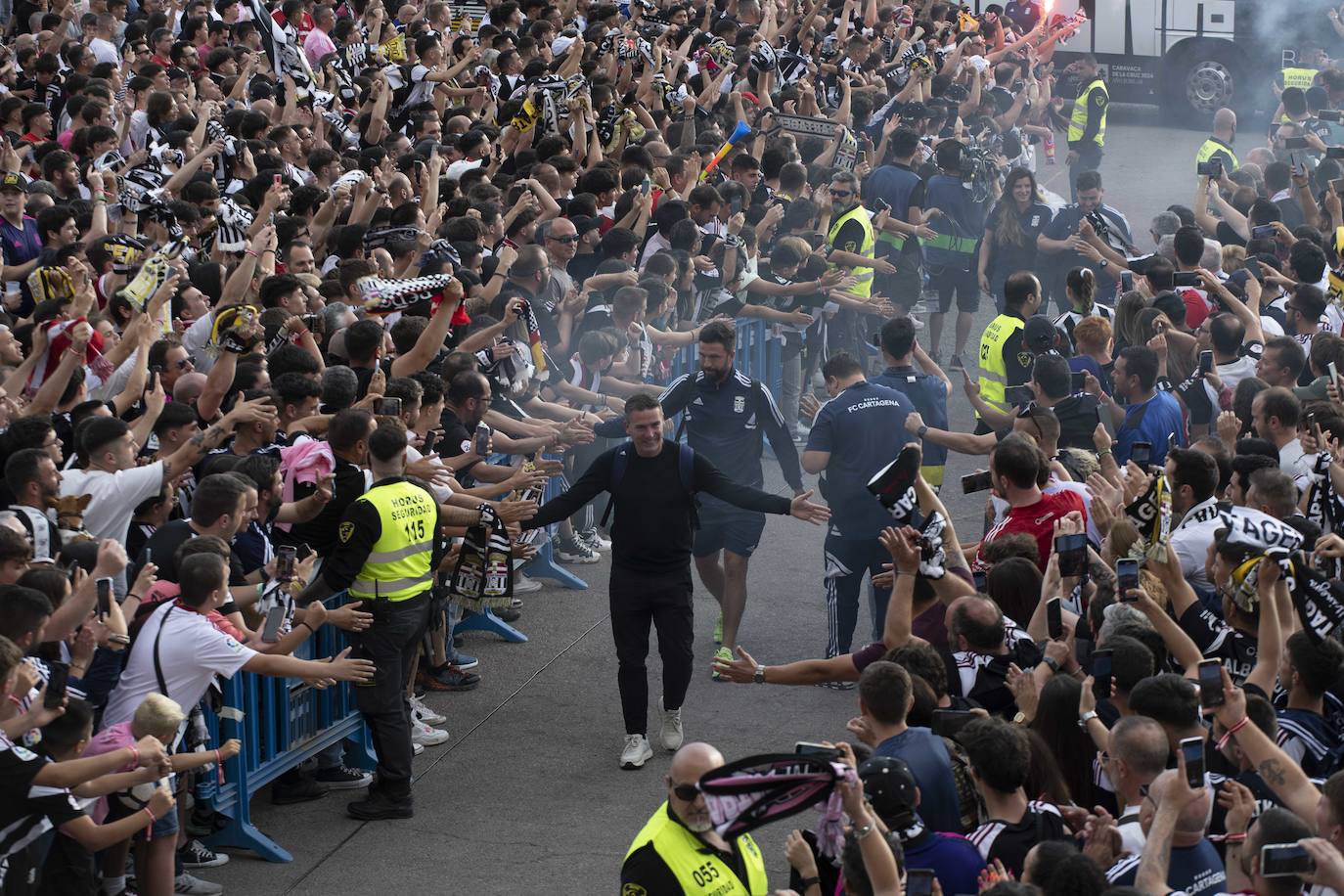 Los jugadores del Cartagena llegan al Cartagonova arropados por una marea albinegra