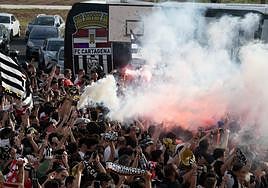 Los jugadores del Cartagena llegan al Cartagonova arropados por una marea albinegra