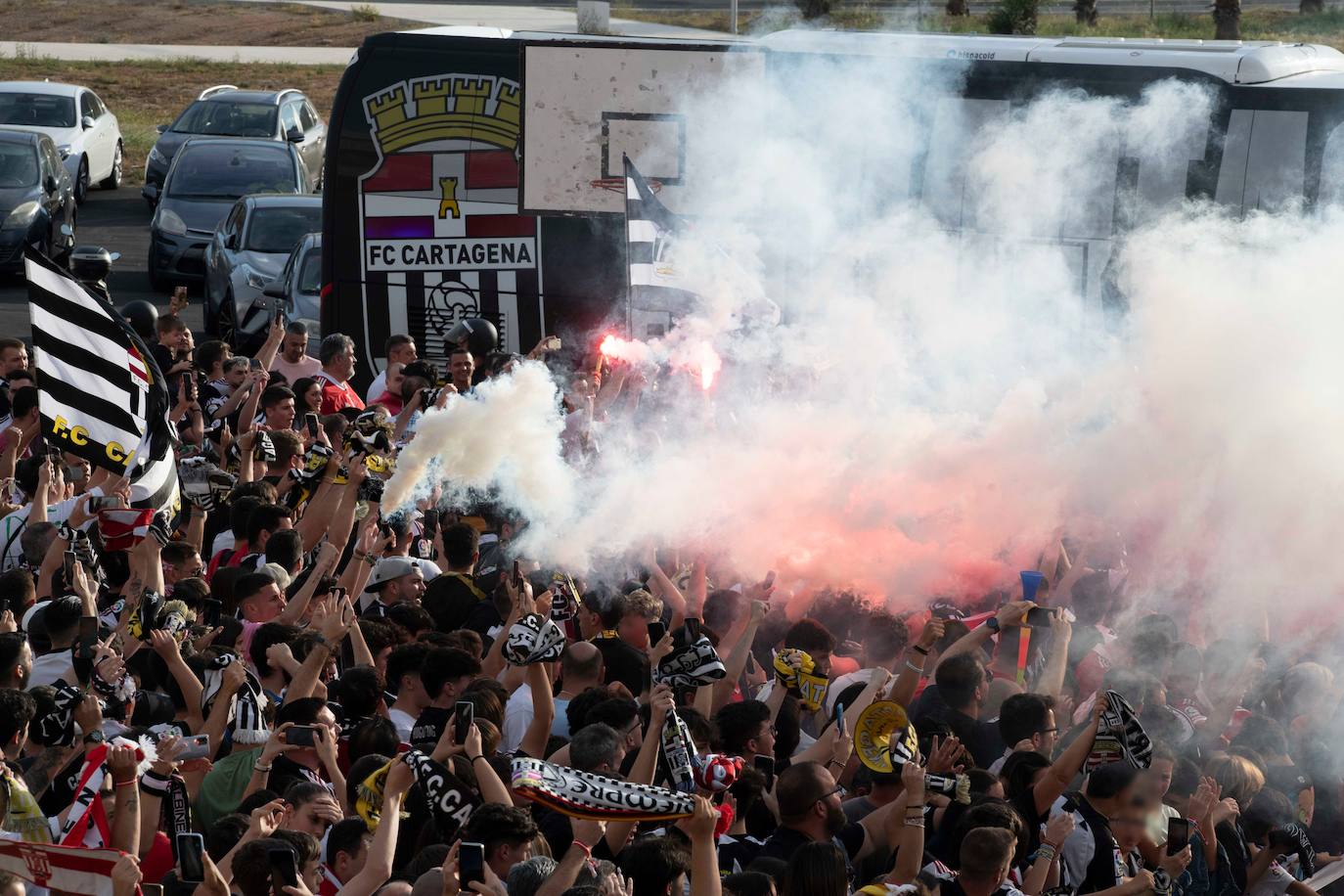 Los jugadores del Cartagena llegan al Cartagonova arropados por una marea albinegra