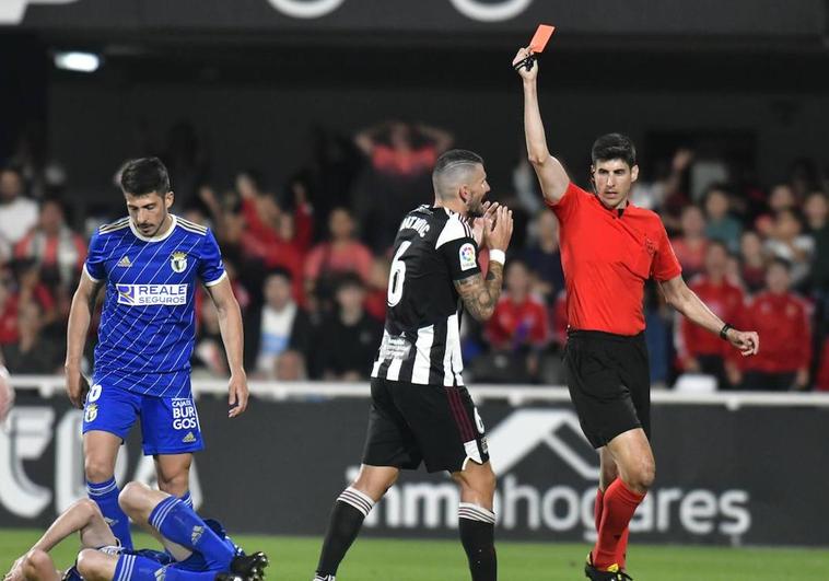 El árbitro le muestra la roja a Toni Datkovic.