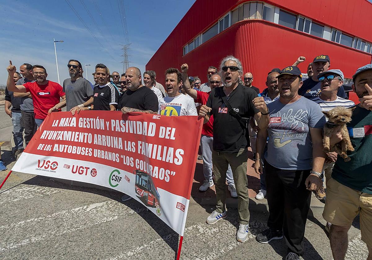 Los trabajadores de los 'coloraos' continúan este lunes su protesta indefinida en la puerta de las instalaciones de la UTE.