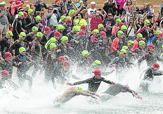 Los 220 participantes en la travesía a nado del faro, ayer, inician la prueba de 2,6 kilómetros desde la playa de la Isla.