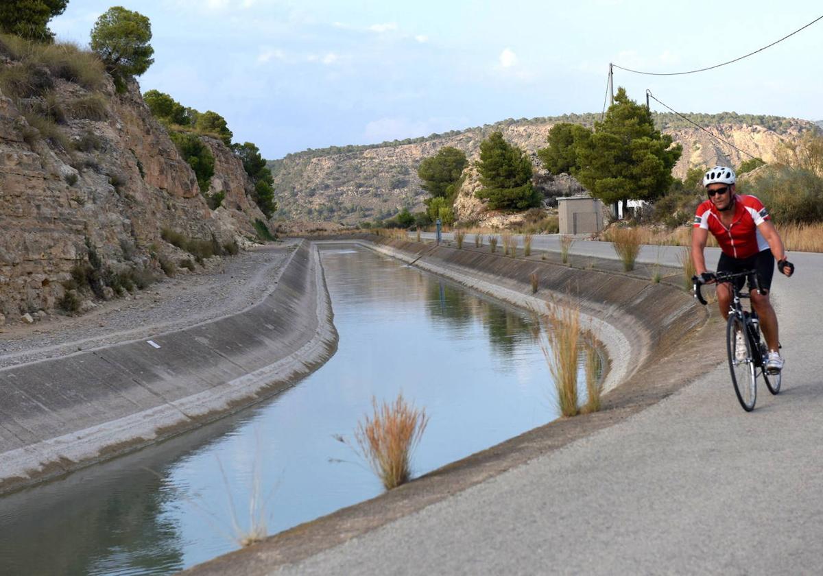 El canal del Trasvase Tajo-Segura, a su paso por Sierra Espuña, en una imagen de archivo.