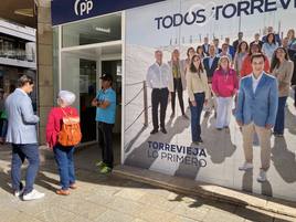 Acceso a la nueva oficina del PP en la calle Orihuela.