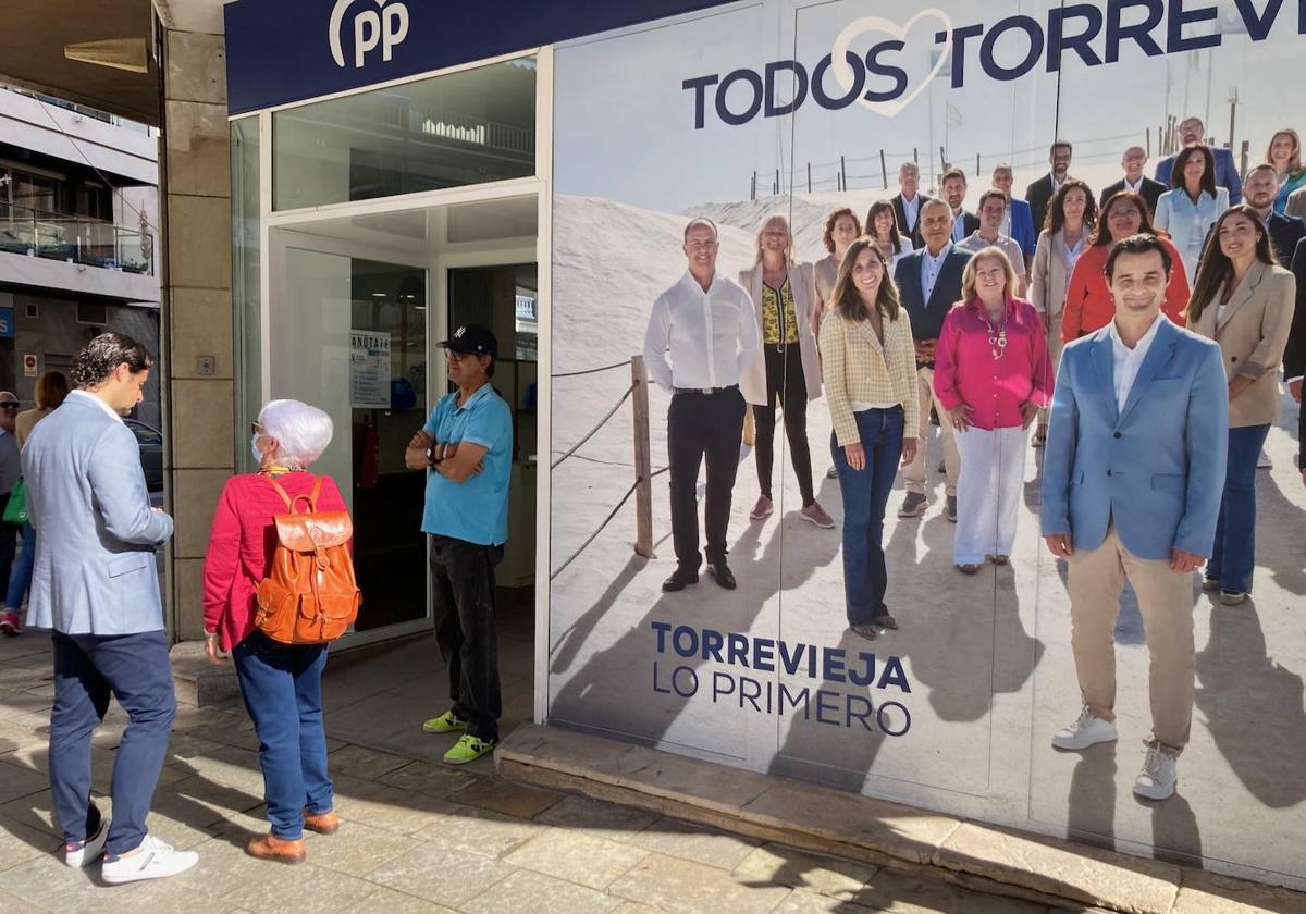 Acceso a la nueva oficina del PP en la calle Orihuela.