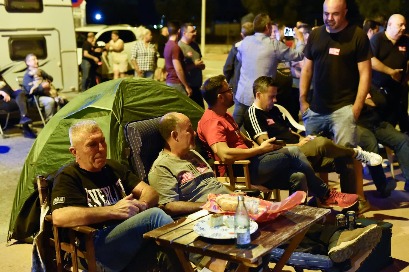 Las imágenes de la acampada de la plantilla de los &#039;coloraos&#039; en Murcia