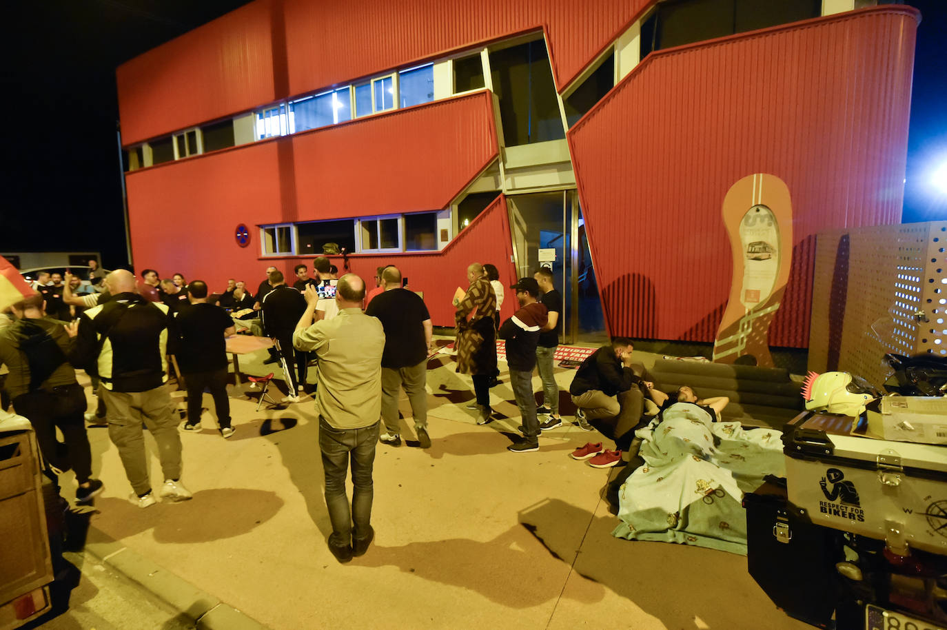 Las imágenes de la acampada de la plantilla de los &#039;coloraos&#039; en Murcia