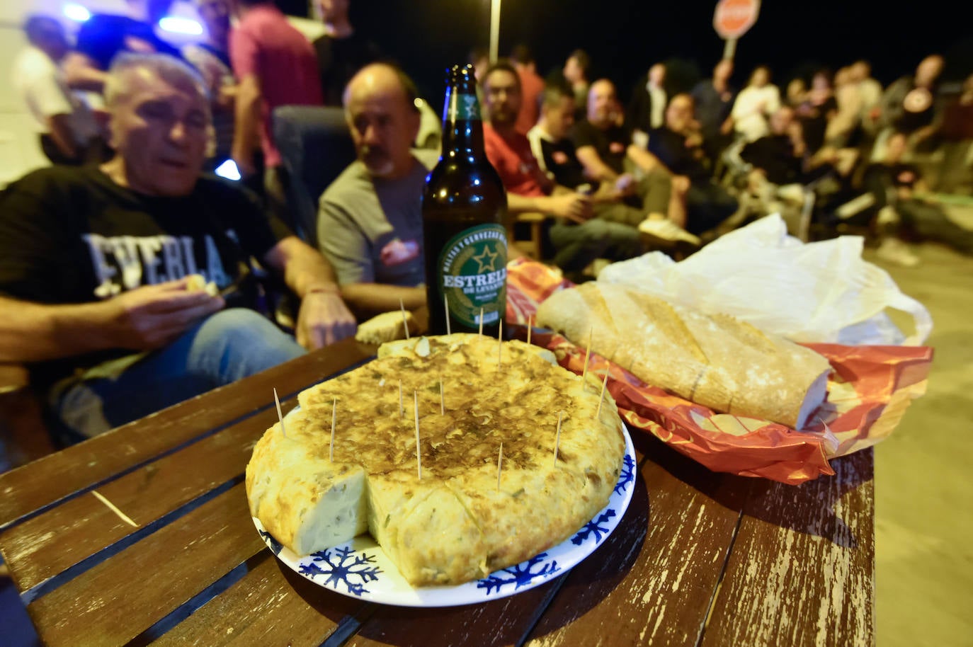 Las imágenes de la acampada de la plantilla de los &#039;coloraos&#039; en Murcia