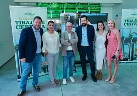 Yayo Delgado (1º izq) y el periodista Pachi Larrosa (3º izq) en el acto de presentación del II Concurso de Tiraje de Cerveza.
