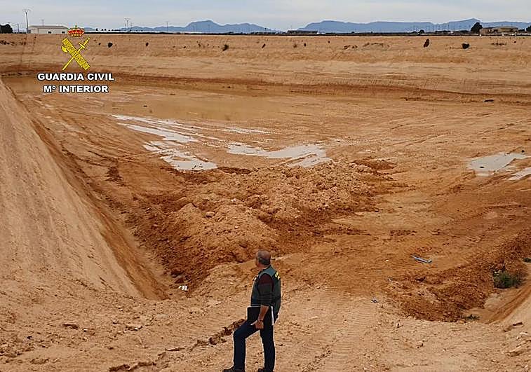 Un agente de la Guardia Civil, durante una de las inspecciones.