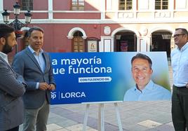 Gil junto al cartel de la campaña electoral del PP acompañado por el número tres de la lista, Juan Francisco Martínez.