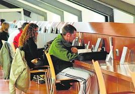 Jóvenes estudiantes se conectan en una biblioteca pública a internet, en una imagen de archivo.
