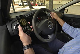 Un conductor escribe un mensaje al volante.