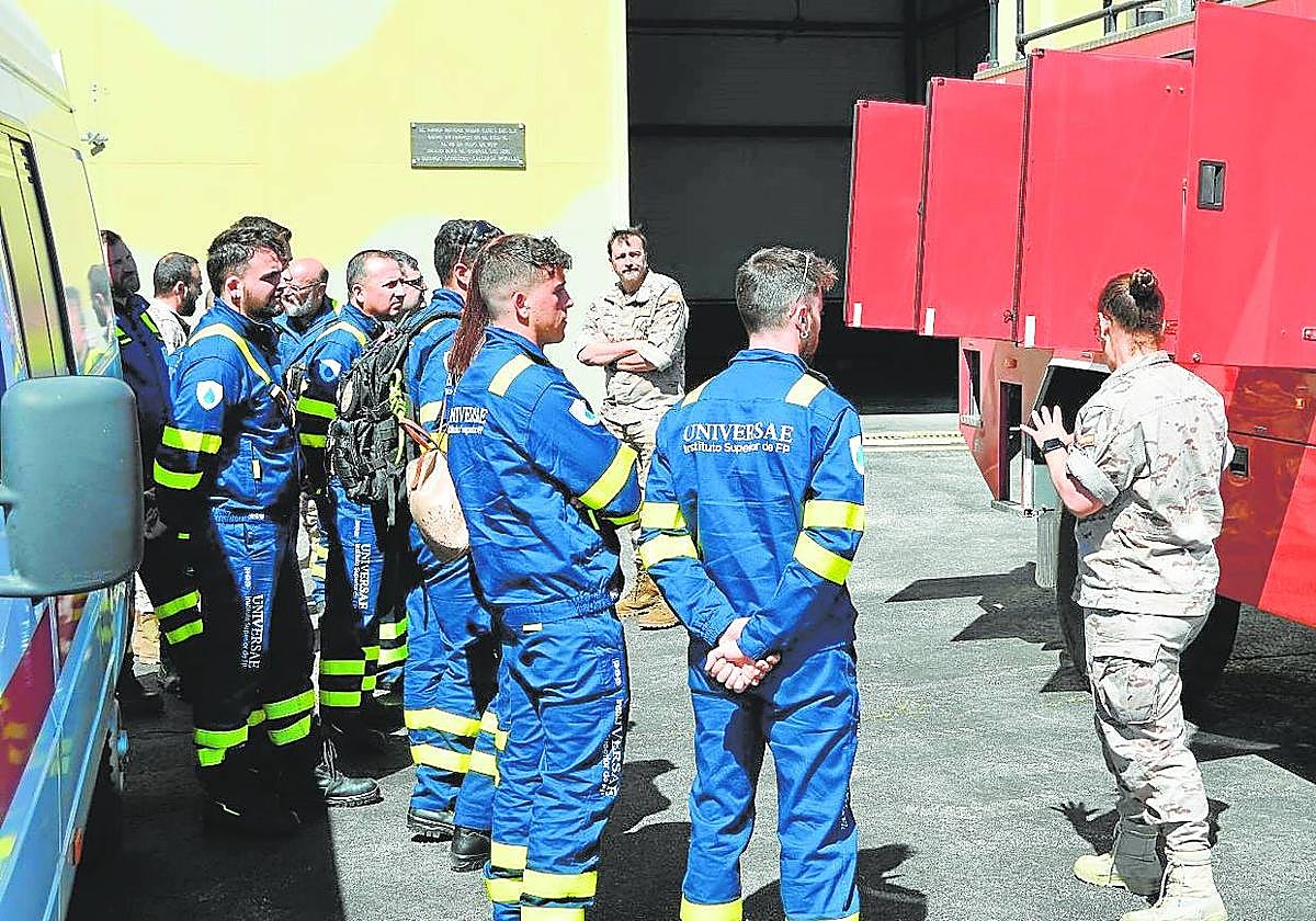 Alumnos de UNIVERSAE, durante una jornada de formación en un acuartelamiento militar.