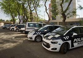 Coches policiales a la espera de ser reparados, en una imagen tomada ayer en el depósito.