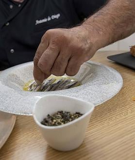 Imagen secundaria 2 - Imagen de la final del concurso de tapas de La Rioja en el Salón Gourmets de Madrid; cortando unas setas shimeji blancas y De Diego añadiendo el toque de «sabrosura» en sus platos. 