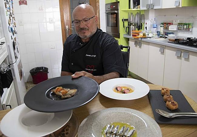 Antonio de Diego, en su cocina, tras haber preparado un salmorejo (con semisalazón de caballa y rabanito encurtido), boquerones en vinagre con furicake y katsoubushi y varias delicatessen más.