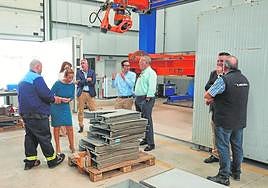 Castejón, con candidatos de Sí Cartagena, en su visita a la industria Herjimar de Los Camachos.