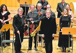 Savall en el saludo al público en el Auditorio Regional.