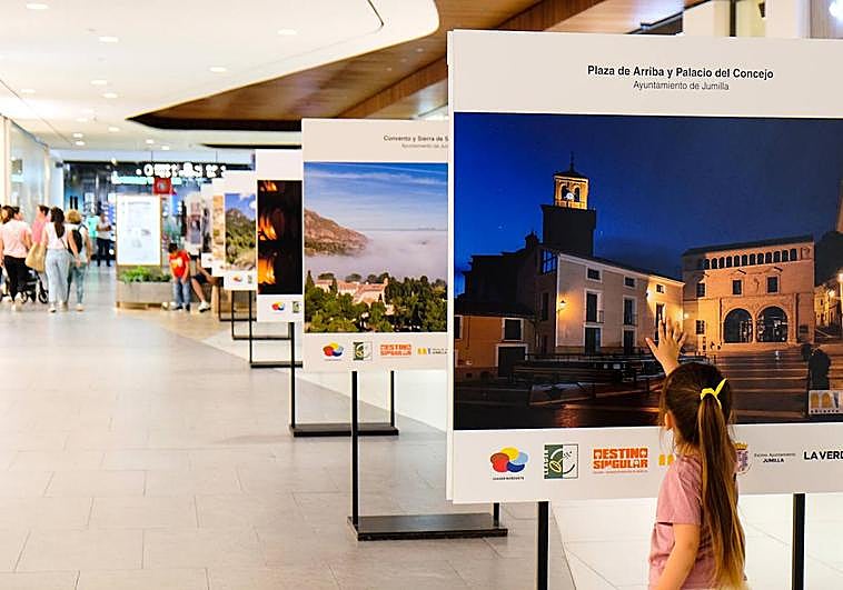 Una niña observa una de las imágenes de la exposición.