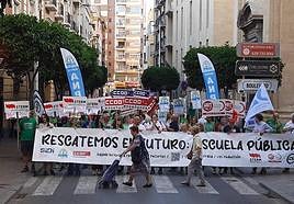 Los docentes durante la protesta de este miércoles.