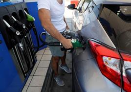 Un hombre llena el depósito de gasolina de su coche, en una imagen de archivo.