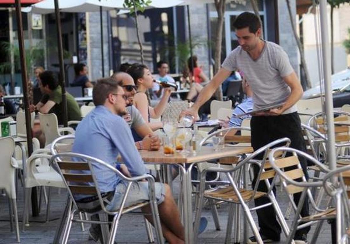 Imagen de archivo de la terraza de un bar.