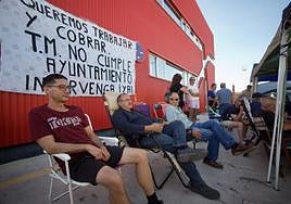 La plantilla de los 'coloraos' acampando a las puertas de las cocheras de la empresa, el pasado lunes.