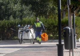 Un barrendero de Lhicarsa pasa por la Avenida de Murcia, detrás del centro comercial Cenit.