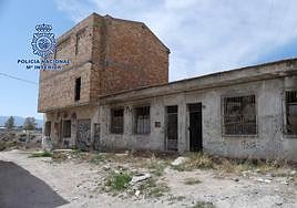 Granja abandonada de Javalí Viejo donde se encontraron más de 130 plantas de marihuana.