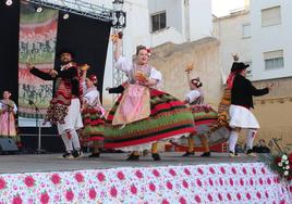 Un grupo de folclore baila sobre el escenario. S. D. Y.