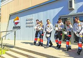Operarios de Repsol en la planta de la compañía en el Valle de Escombreras, en Cartagena.