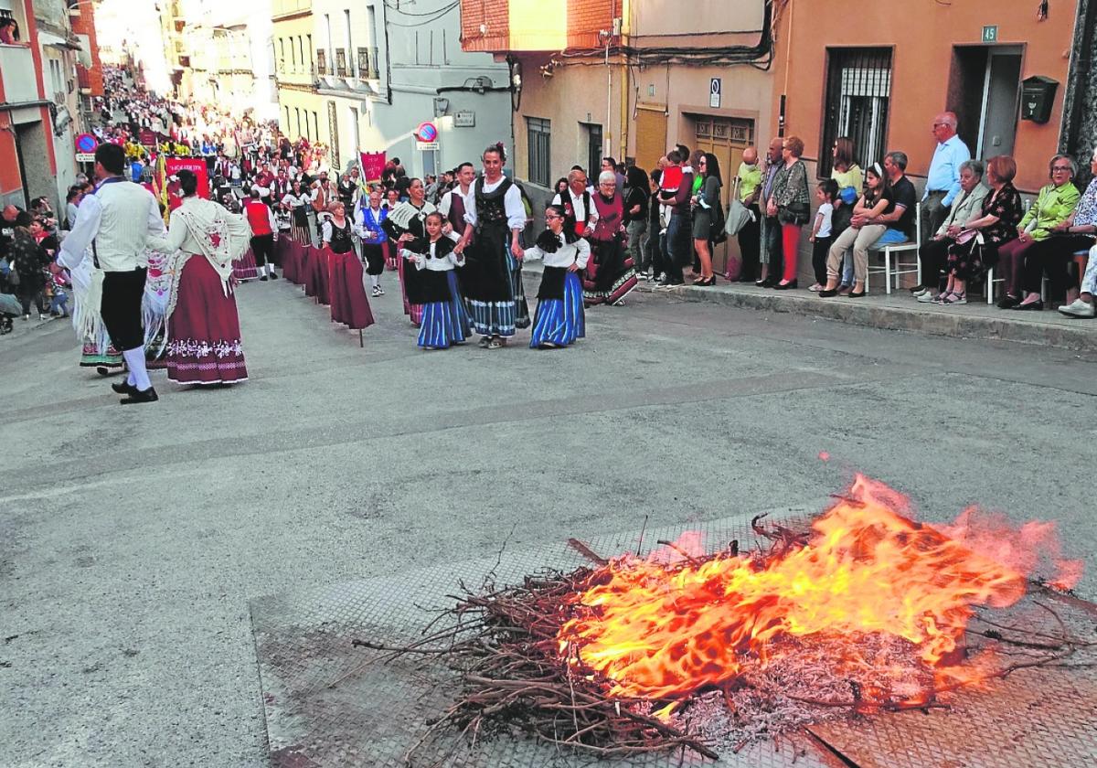 Numerosas personas ataviadas con el traje regional participan en la hoguera de Santa Bárbara.