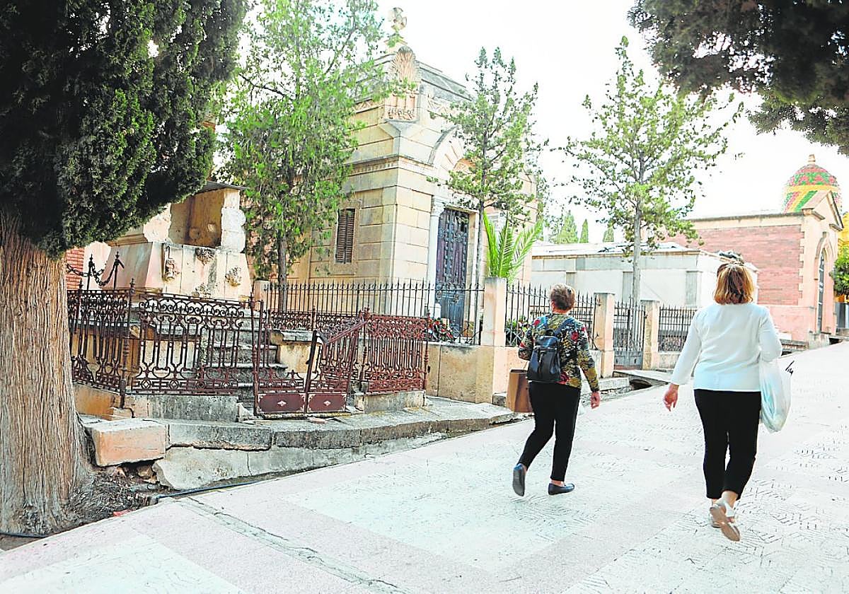Panteones históricos pendientes de restauración en el cementerio de San Clemente.