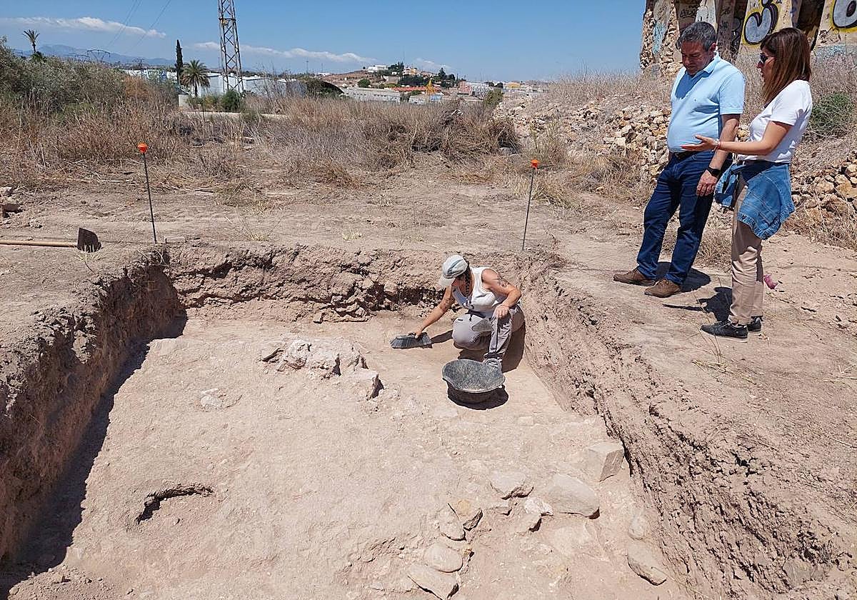 El alcalde, Joaquín Buendía, en su visita a las excavaciones, esta semana.