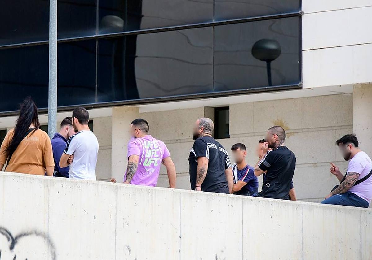 Familiares de los investigados aguardaban este jueves en la puerta de los juzgados de Cieza mientras se les tomaba declaración.