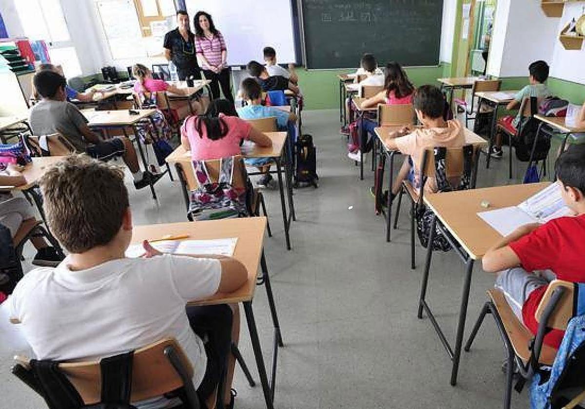 Alumnos en un aula de un colegio, en una imagen de archivo.