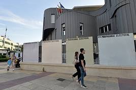 Carteles de propaganda electoral en la escuela de idiomas de Murcia.