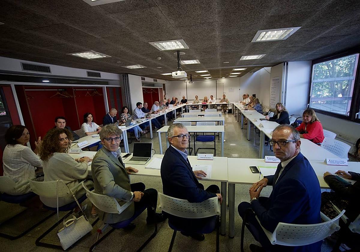 Los titulares de Hacienda, Luis Alberto Marín; Salud, Juan José Pedreño, y Educación, Víctor Marín, en primera línea en la reunión de ayer.