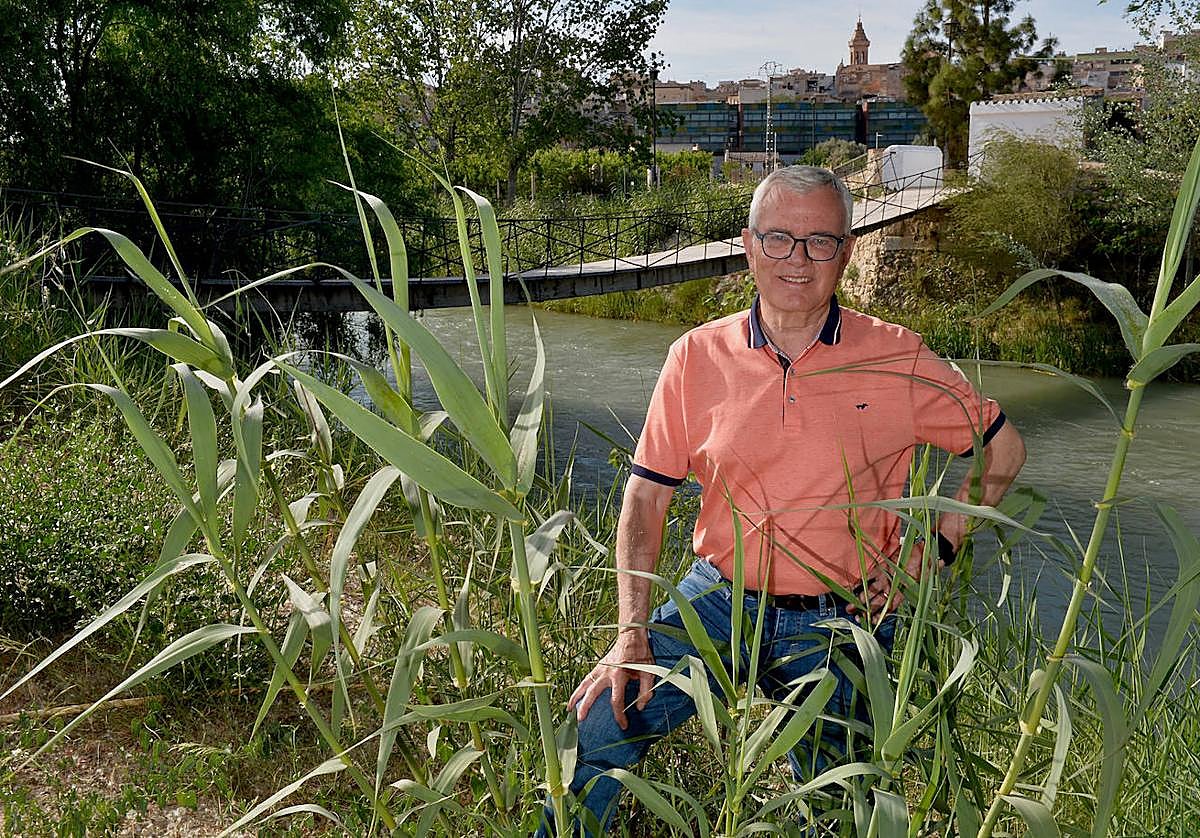 El poeta Ángel Almela Valchs (Cieza, 1955).
