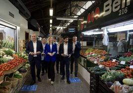 Pedro García Rex, María José Ros y Adrián Vázquez, este viernes en el mercado de Verónicas.