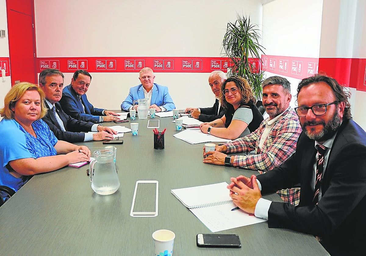 Albarracín (3º i) y Vélez (c), junto a representantes del sector empresarial, ayer en Croem.
